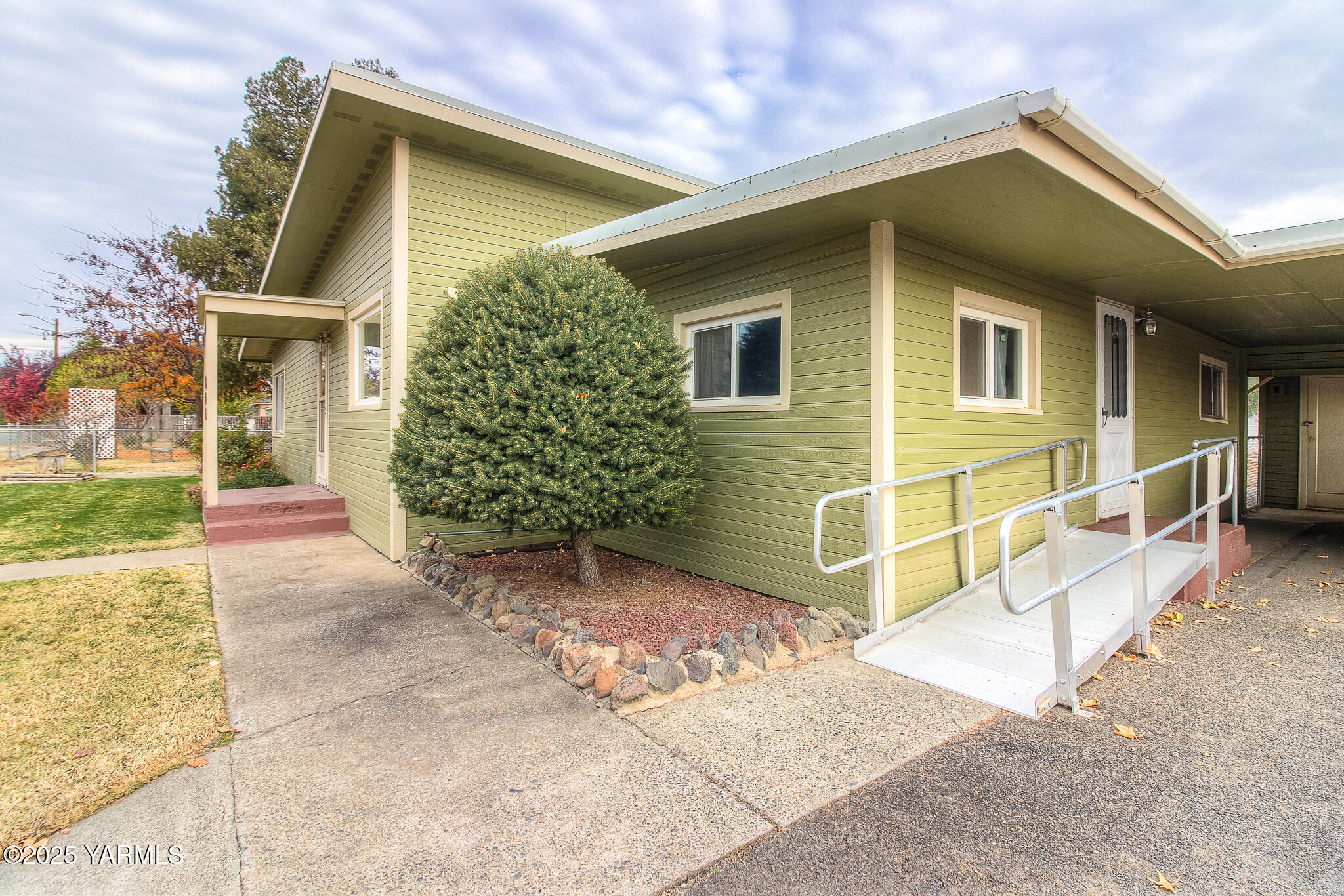806 Madison Avenue Toppenish, WA 98948 - Photo 35 of 38 a view of a house with a yard
