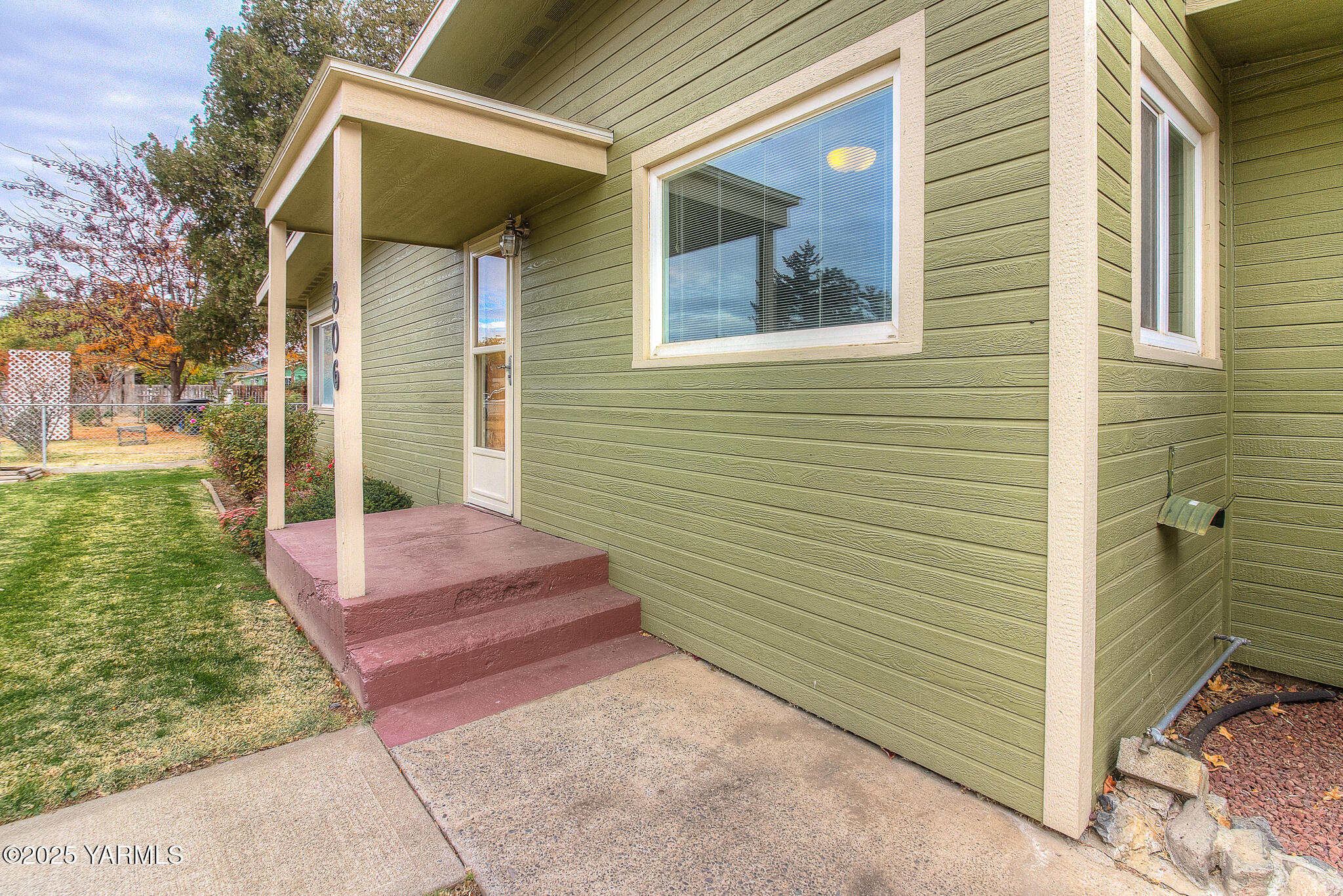 806 Madison Avenue Toppenish, WA 98948 - Photo 36 of 38 a view of a door of the house