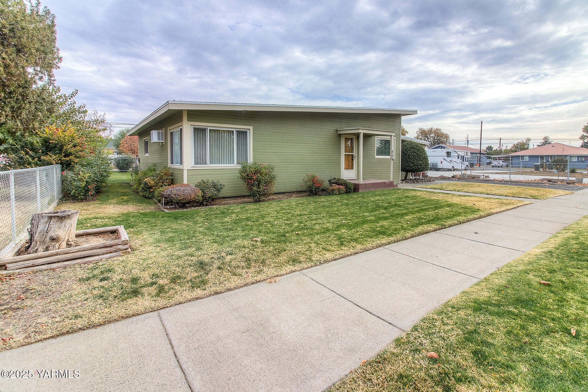 806 Madison Avenue Toppenish, WA 98948 - Photo 37 of 38 a view of a house with backyard and sitting area