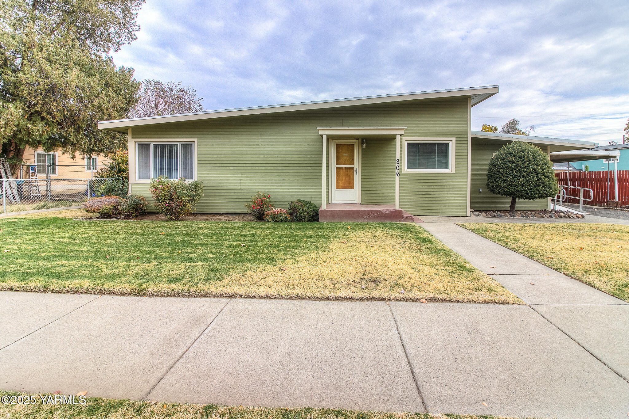 806 Madison Avenue Toppenish, WA 98948 - Photo 38 of 38 a view of a house with backyard and sitting area