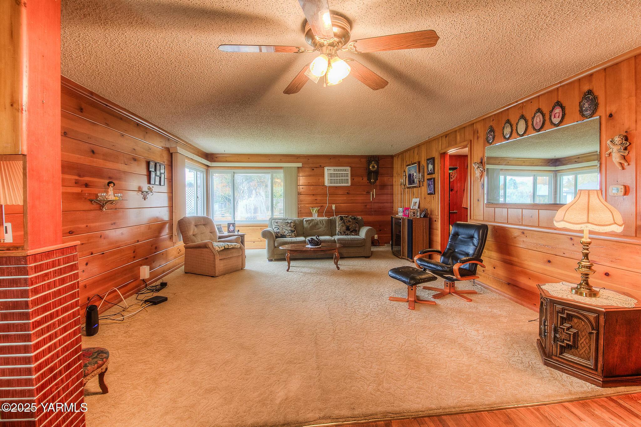 806 Madison Avenue Toppenish, WA 98948 - Photo 4 of 38 a view of a livingroom with workspace and a window