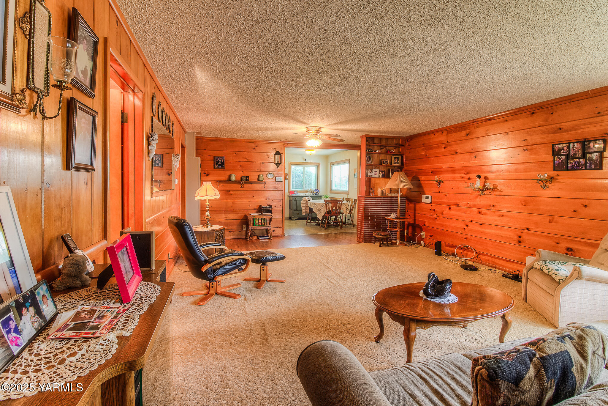 806 Madison Avenue Toppenish, WA 98948 - Photo 5 of 38 a living room with furniture