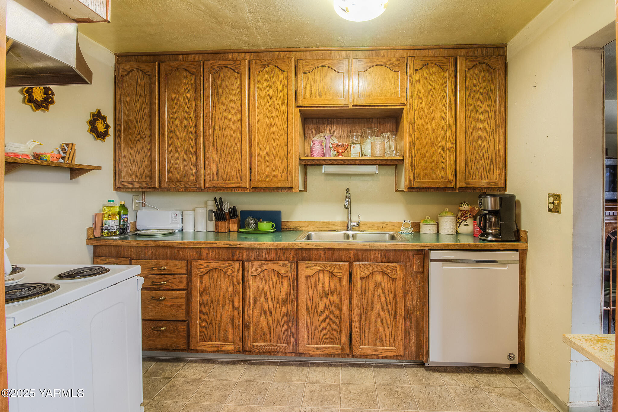 806 Madison Avenue Toppenish, WA 98948 - Photo 8 of 38 a kitchen with stainless steel appliances granite countertop a sink and cabinets