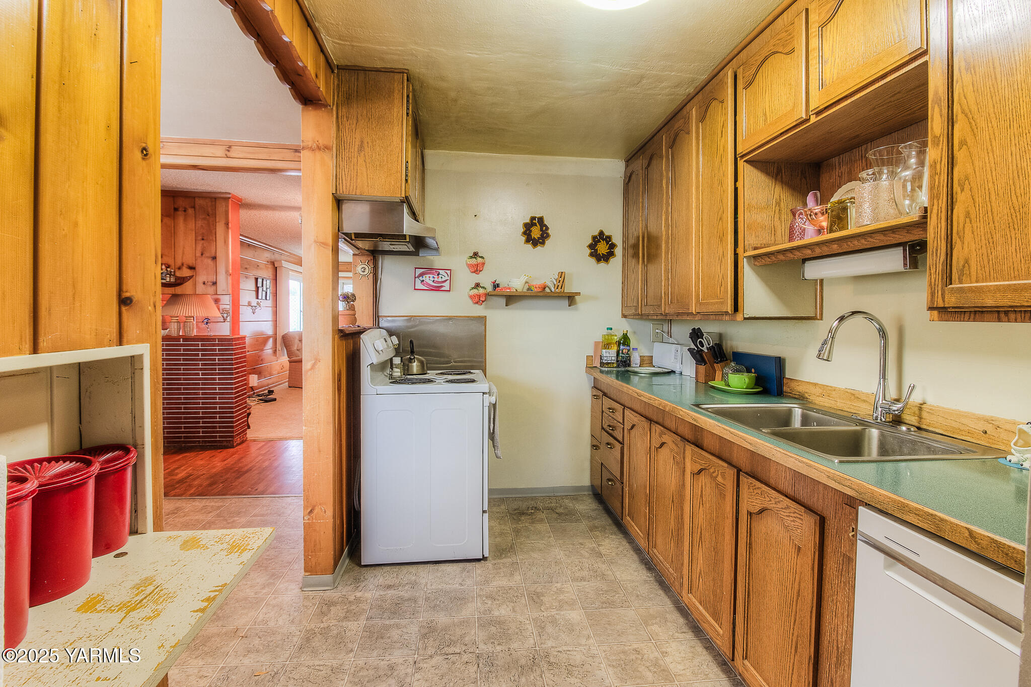 806 Madison Avenue Toppenish, WA 98948 - Photo 9 of 38 a kitchen with sink a refrigerator and cabinets