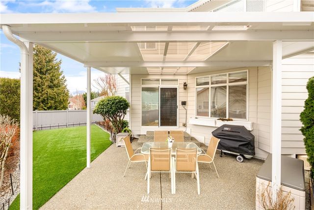a view of back yard of the house