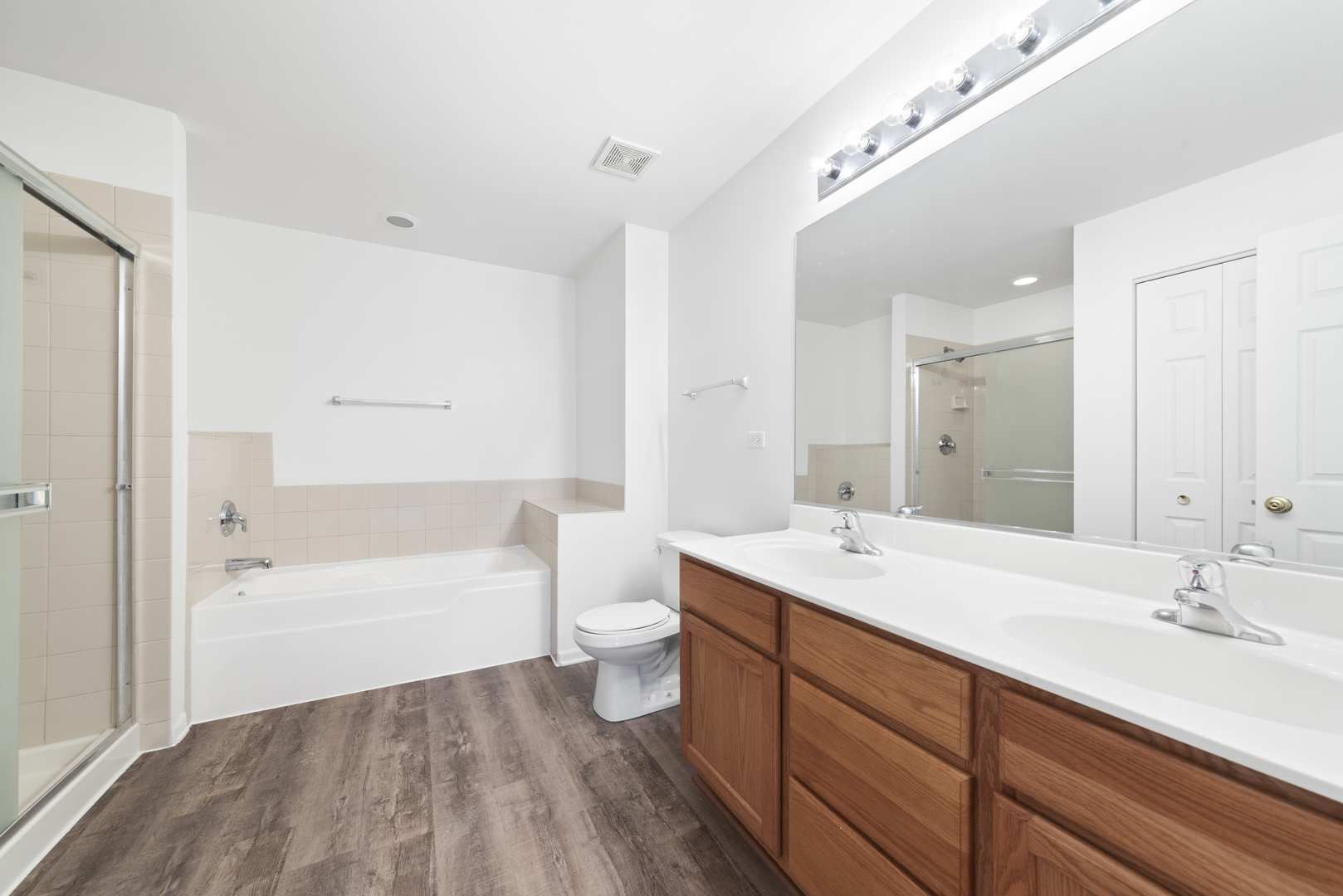 276 South Oak Creek Lane Romeoville, IL 60446 - Photo 14 of 21 a bathroom with a sink a toilet a large mirror and bathtub