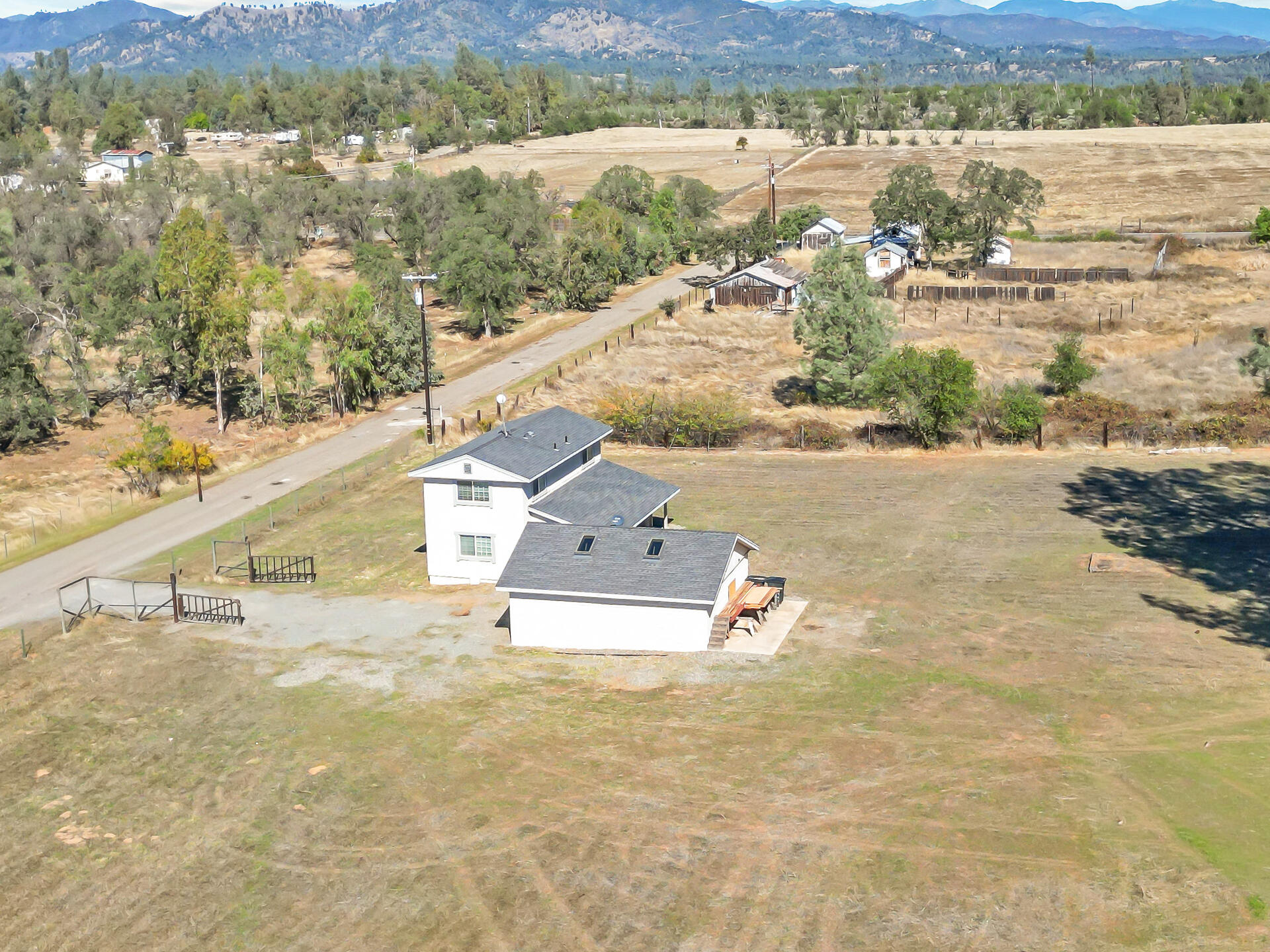 15557 Cloverdale Road Anderson, CA 96007 - Photo 6 of 37 15557CloverdaleRoad-34