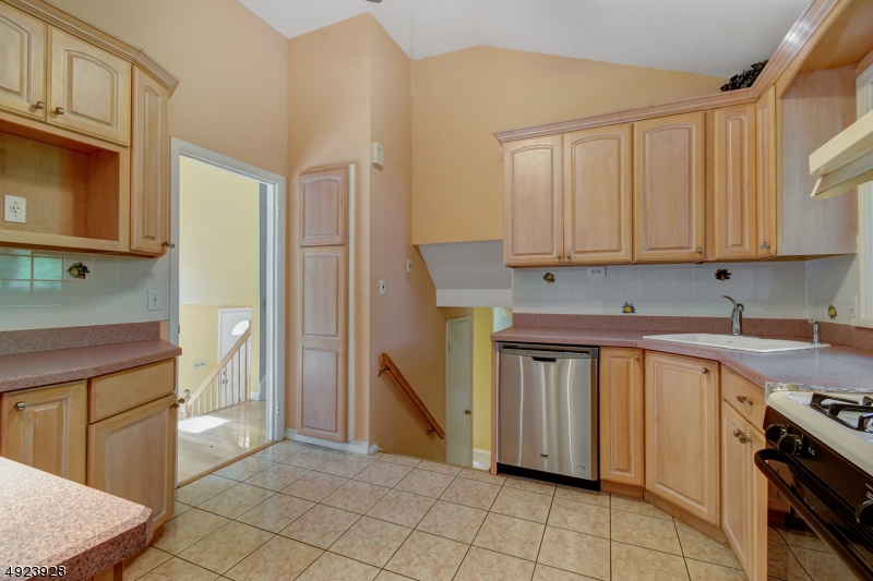 50 Falcon Road Livingston, NJ 07039 - Photo 7 of 15