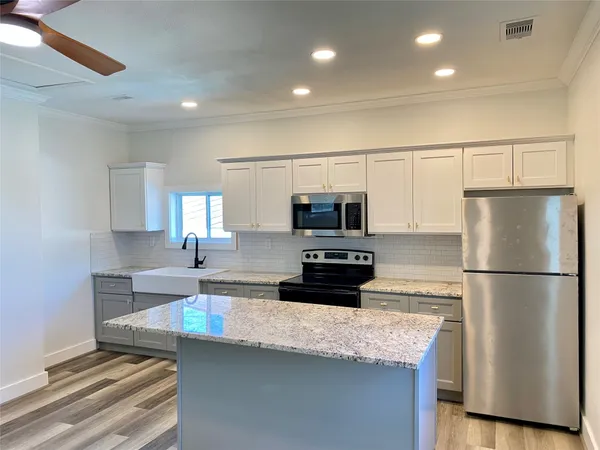 $950 | 2001 29th Street, Unit REAR, Galveston, TX 77550