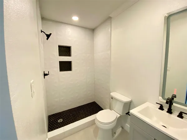 $950 | 2001 29th Street, Unit REAR, Galveston, TX 77550