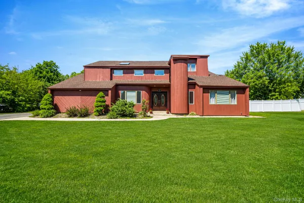 $888,999 | 6 Sachem Court, Farmingville, NY 11738