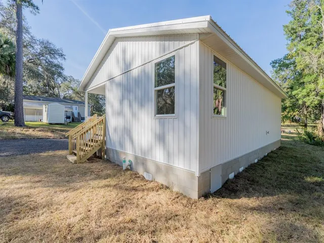 a view of a house with backyard