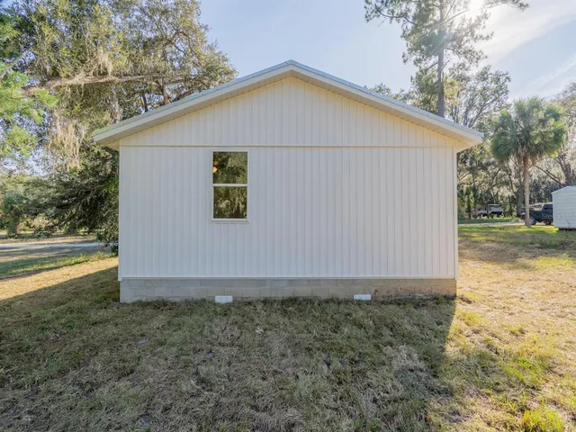 a view of a backyard