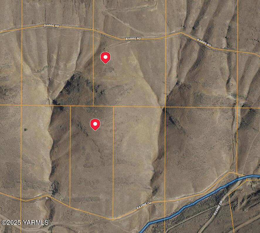 Nka Barrs Road Yakima, WA 98901 - Photo 7 of 14 a bathroom with a shower and a mirror