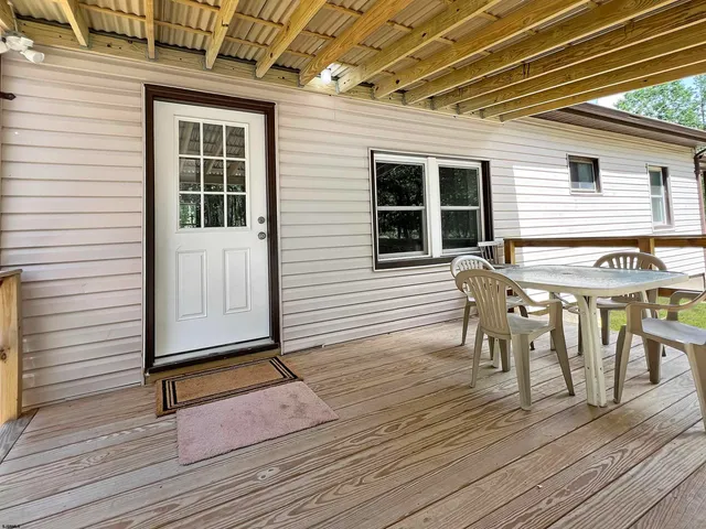 a view of a back yard