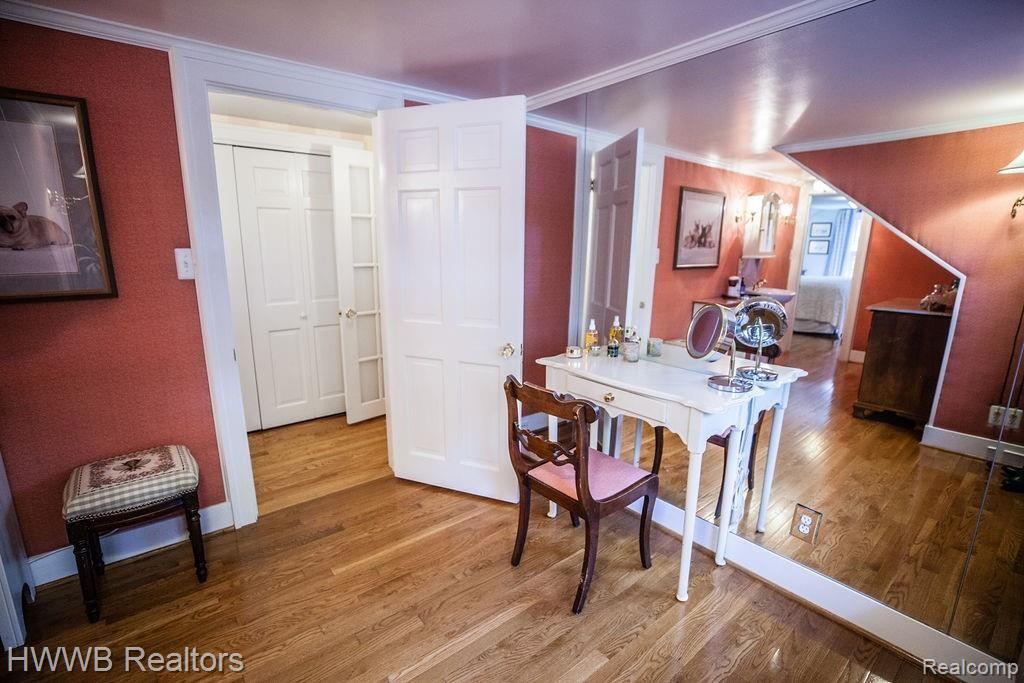 5650 Middlebelt Road West Bloomfield, MI 48322 - Photo 24 of 40 25-Dressing Area in half bath.jpg