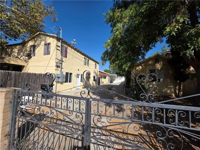 $2,295 | 11572 Amboy Avenue, San Fernando, CA 91340