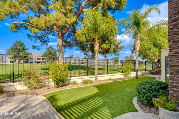 $1,895,000 | 2737 East Arizona Biltmore Circle, Unit 2, Phoenix, AZ 85016