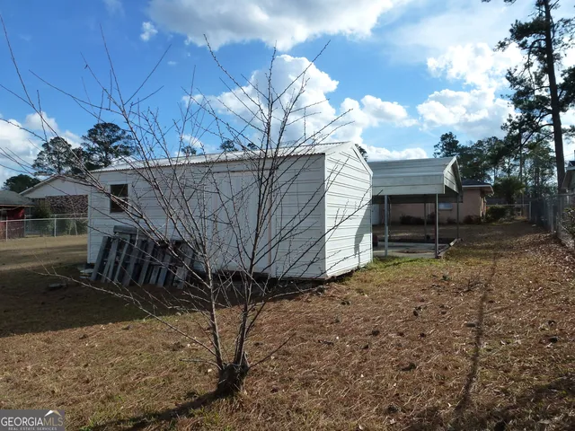 a view of a backyard