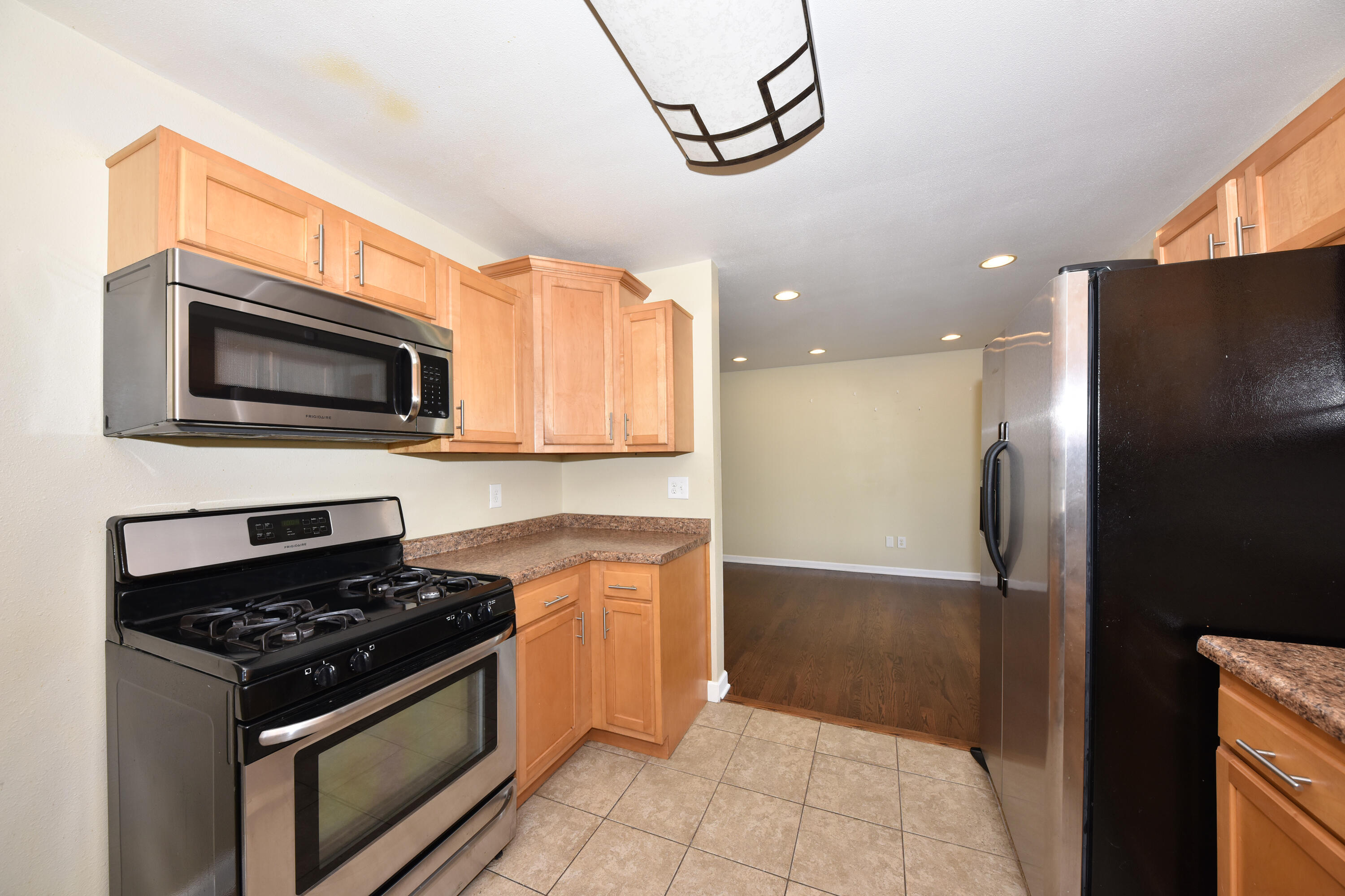 5669 South 24th Street Milwaukee, WI 53221 - Photo 11 of 33 Kitchen