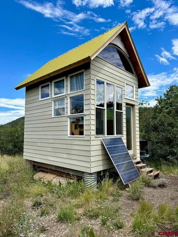 a view of a house with backyard
