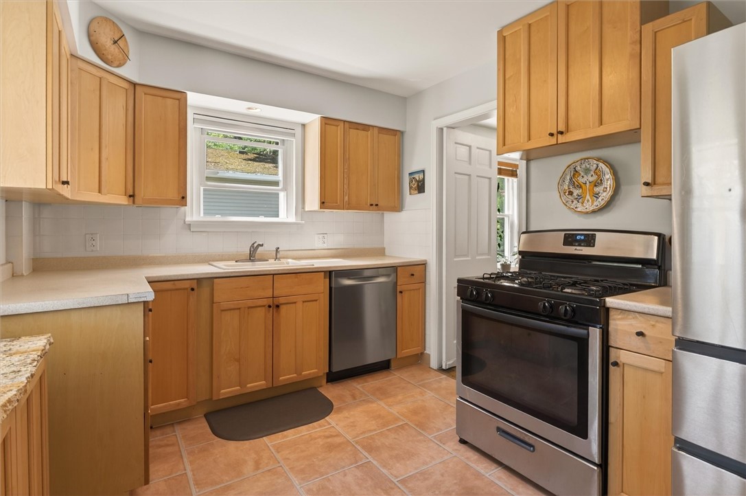 34 Seacliffe Road Irondequoit, NY 14622 - Photo 13 of 41