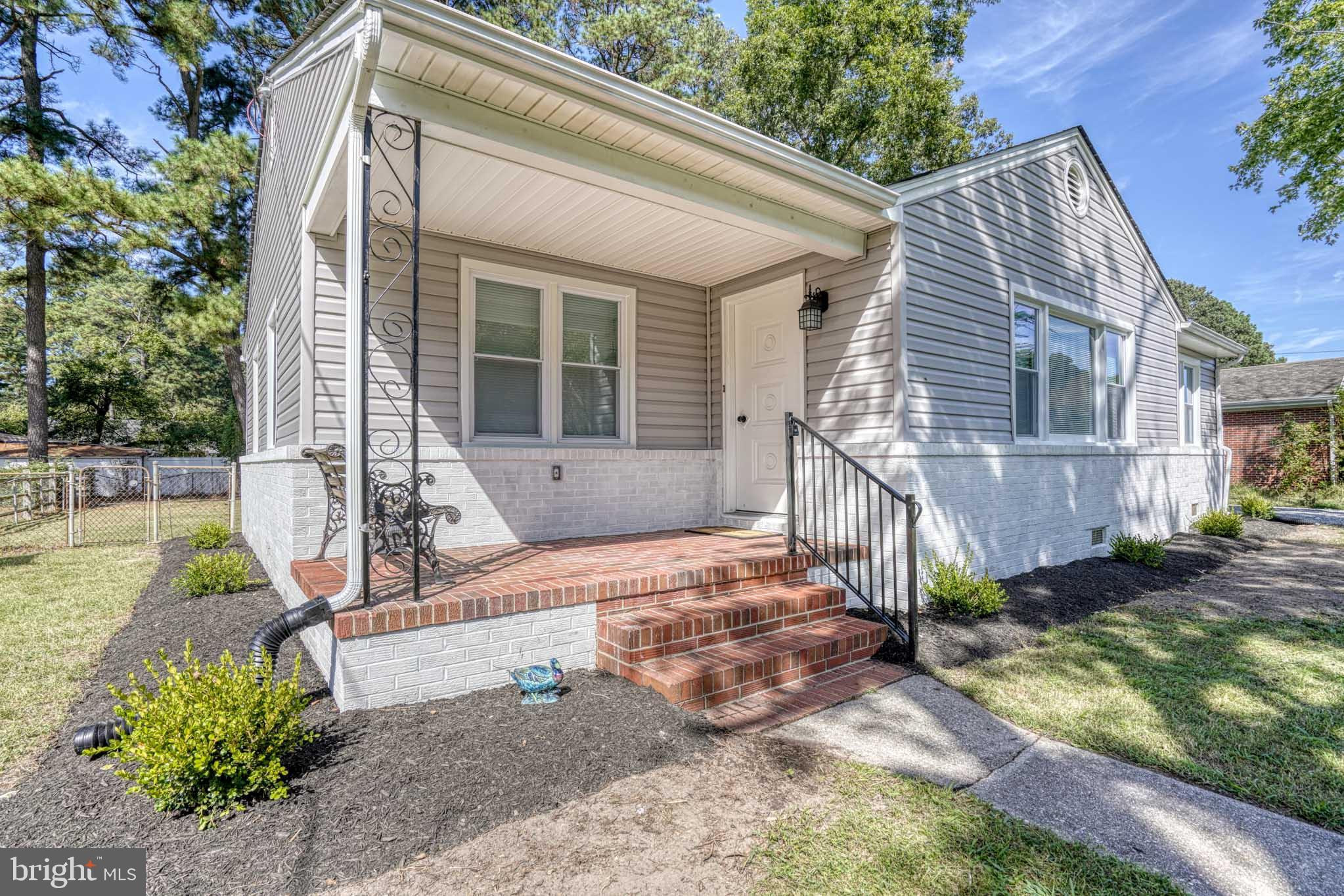 607 Edlon Park Cambridge, MD 21613 - Photo 4 of 34 a front view of a house with garden