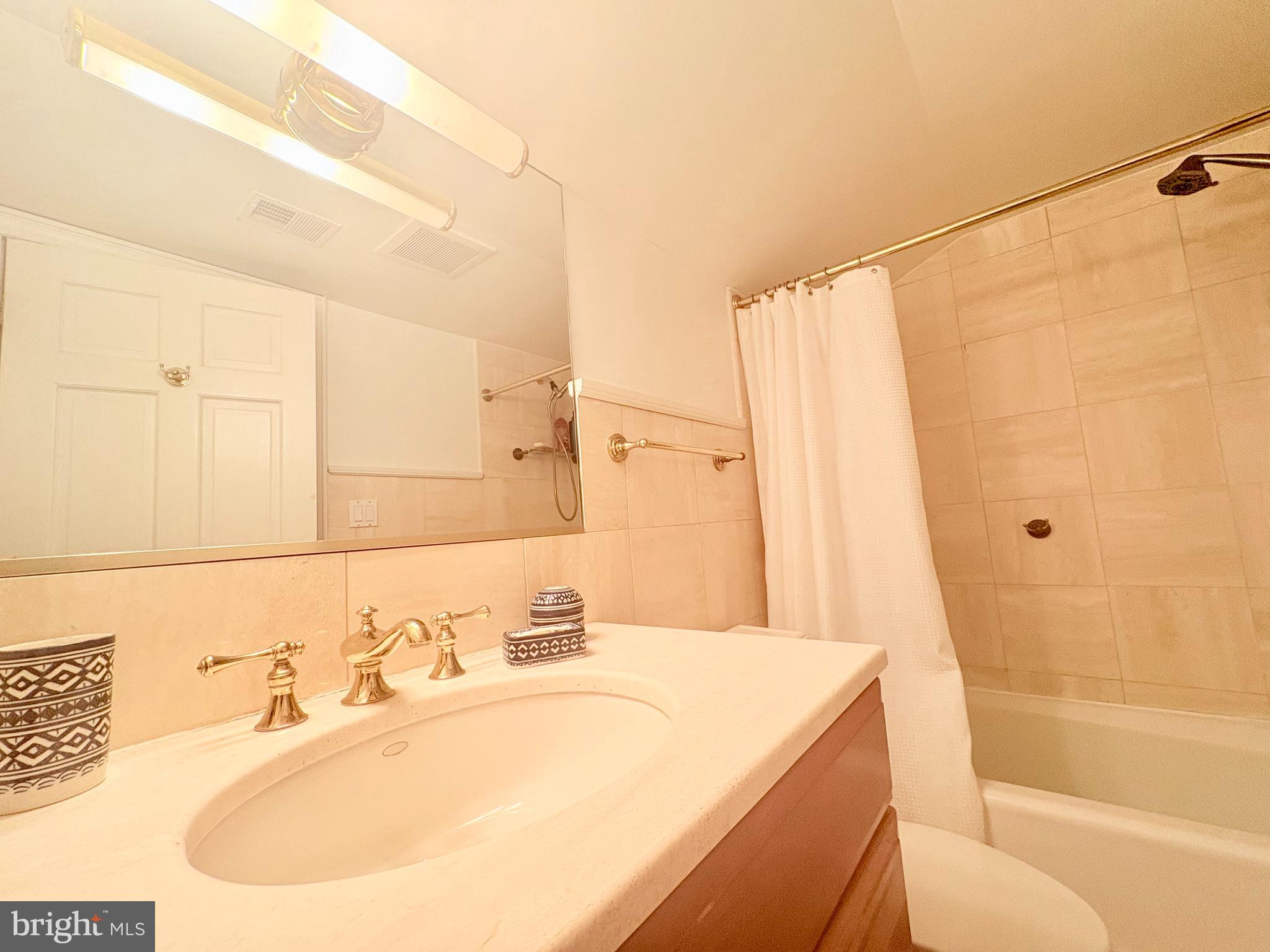 2125 S Street Northwest, Unit PH2 Washington, DC 20008 - Photo 25 of 29 Main Bathroom