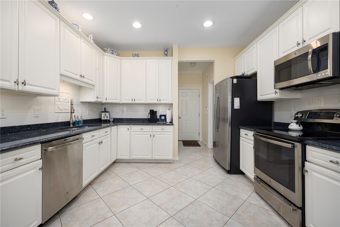 217 Rolling Hill Road, Unit 217 Portsmouth, RI 02871 - Photo 7 of 49