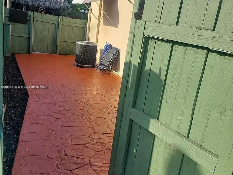 6117 Southwest 31st Street, Unit B Miramar, FL 33023 - Photo 3 of 8 a backyard of a house