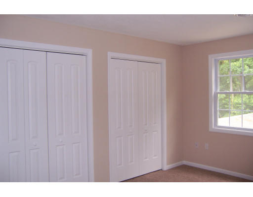 94 Lamont Street Springfield, MA 01119 - Photo 12 of 14 a open area with window