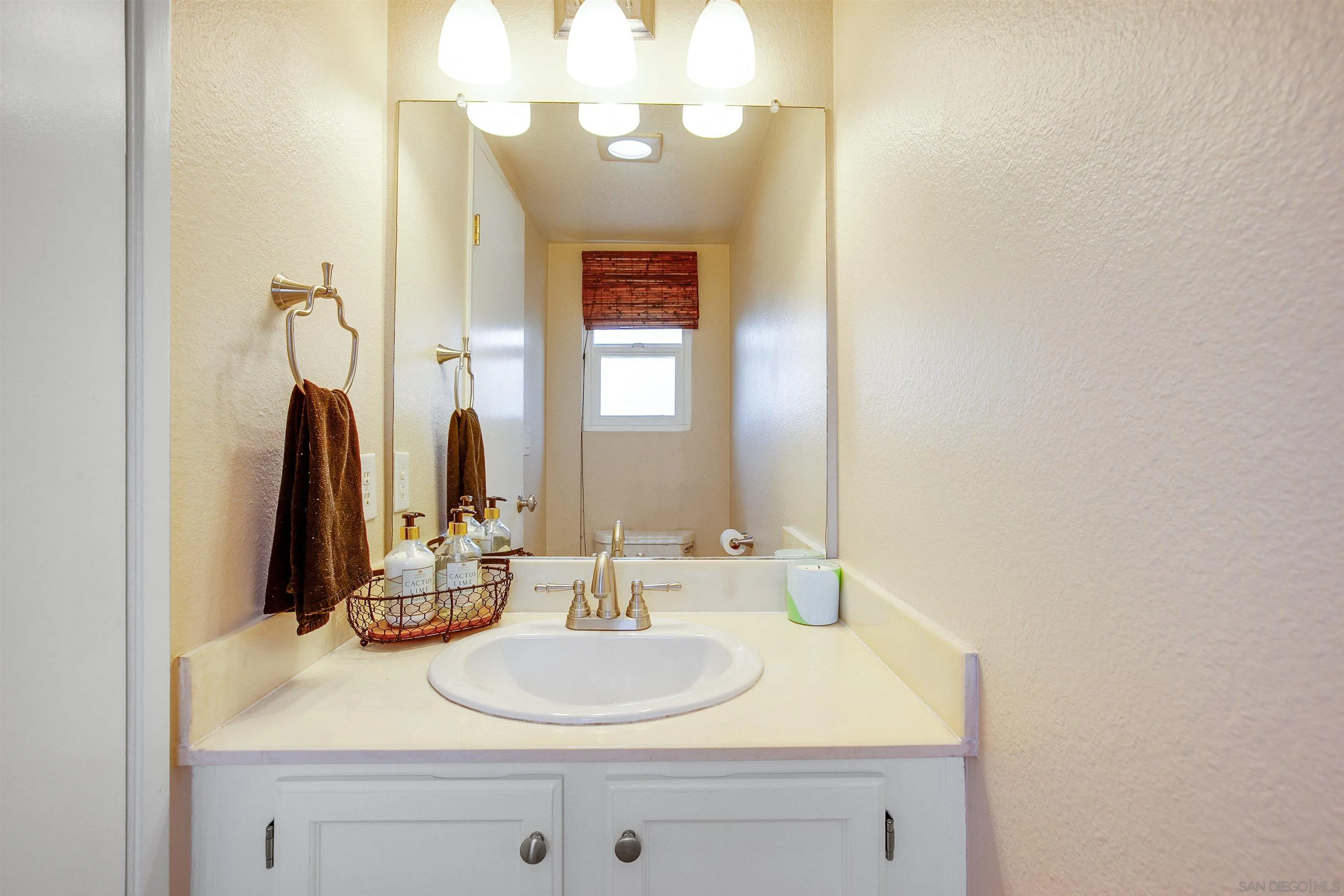 2952 Cape Cod Circle Carlsbad, CA 92010 - Photo 11 of 24 a bathroom with a sink and a mirror