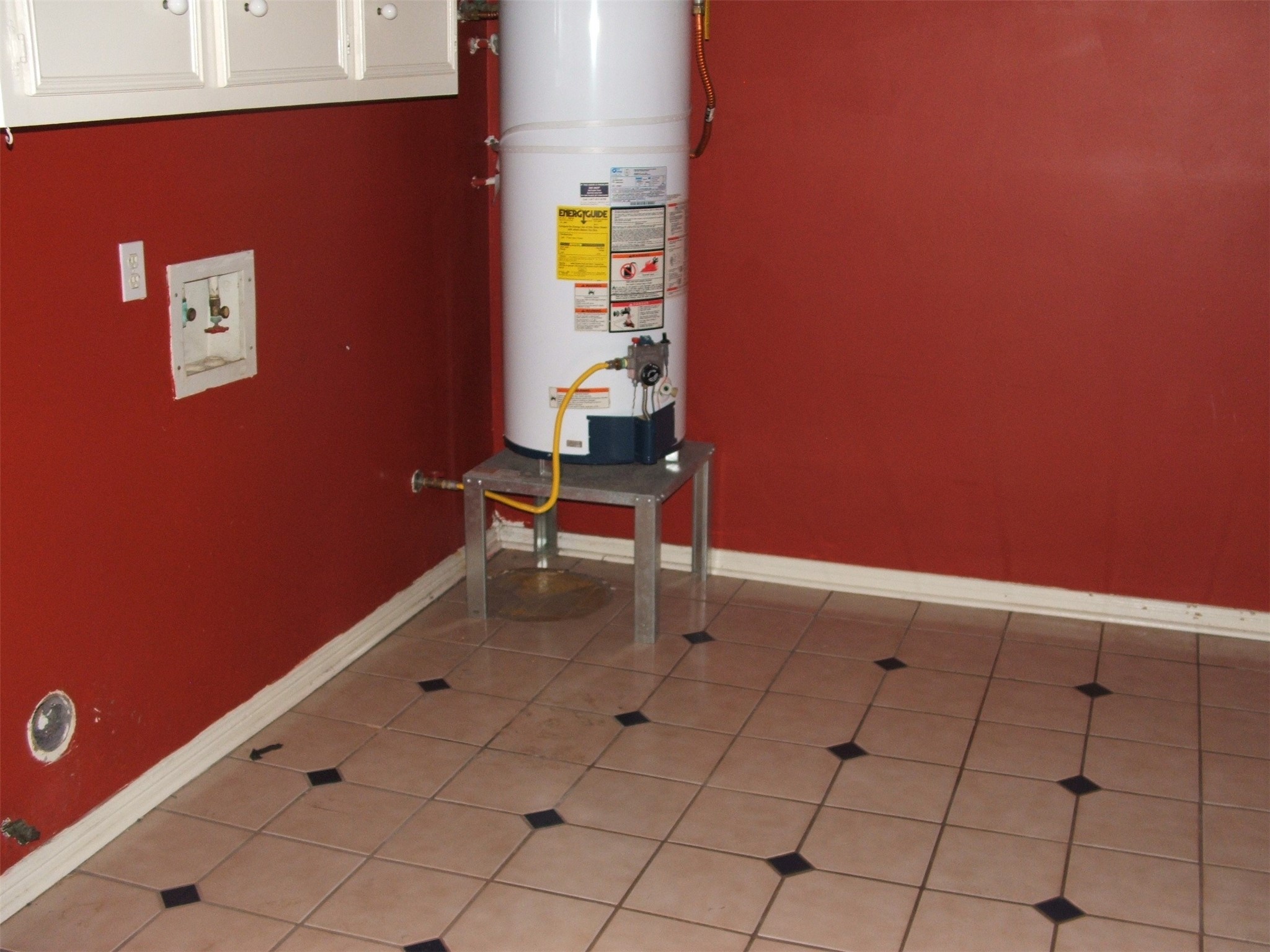 8231 Fernbrook Lane Houston, TX 77070 - Photo 5 of 12 a hallway with a table and chairs