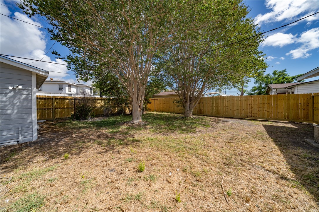 826 Rosedale Drive Corpus Christi, TX 78411 - Photo 19 of 22 a backyard of a house