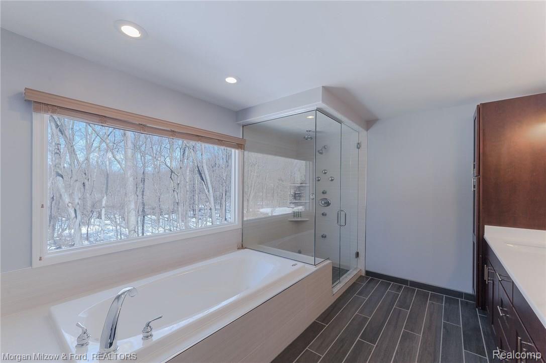 60726 Pennington Way Rochester, MI 48306 - Photo 18 of 35 2015 renovated master bath