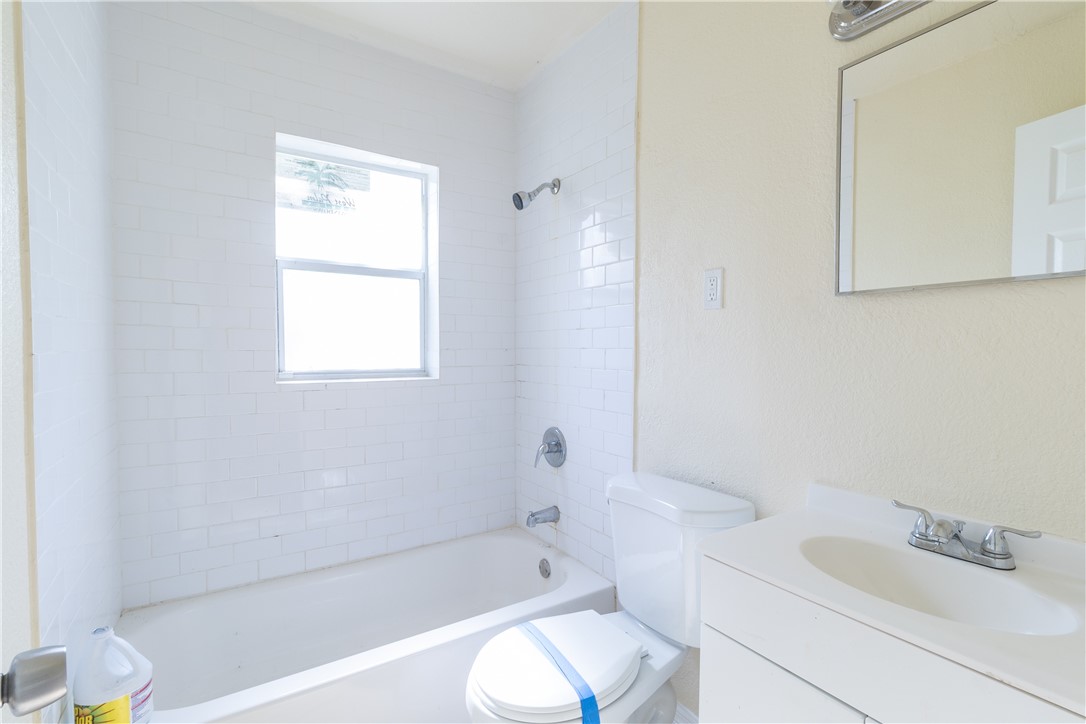 708 North 14th Street Fort Pierce, FL 34950 - Photo 4 of 12 a bathroom with a toilet sink and bathtub