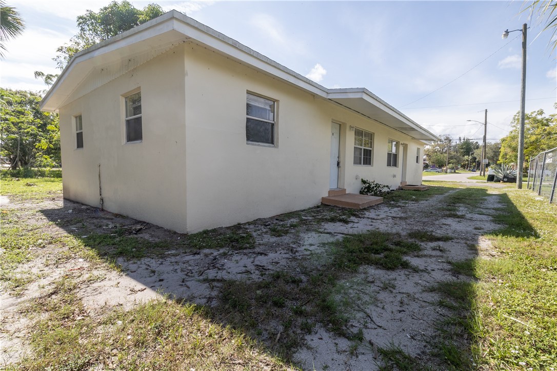 708 North 14th Street Fort Pierce, FL 34950 - Photo 5 of 12 a backyard of a house