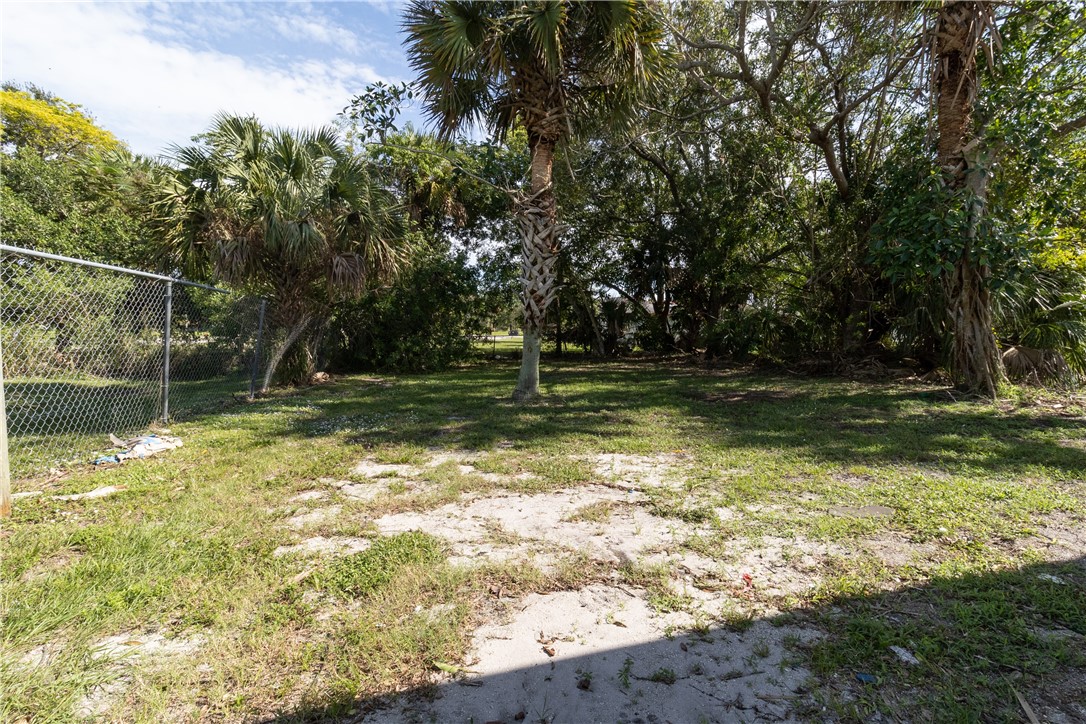 708 North 14th Street Fort Pierce, FL 34950 - Photo 6 of 12 a backyard of a house with lots of green space