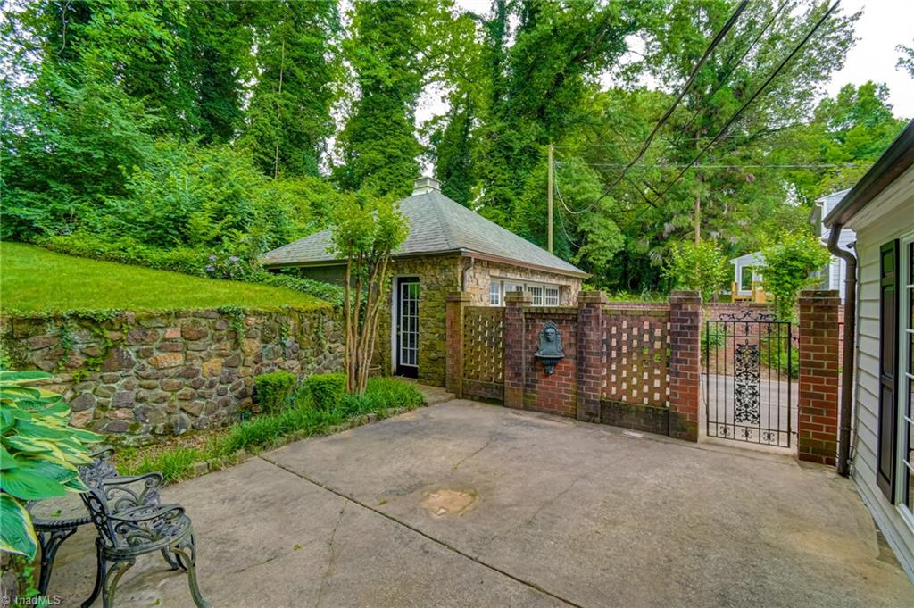 1408 Reynolda Road Winston-Salem, NC 27104 - Photo 37 of 39