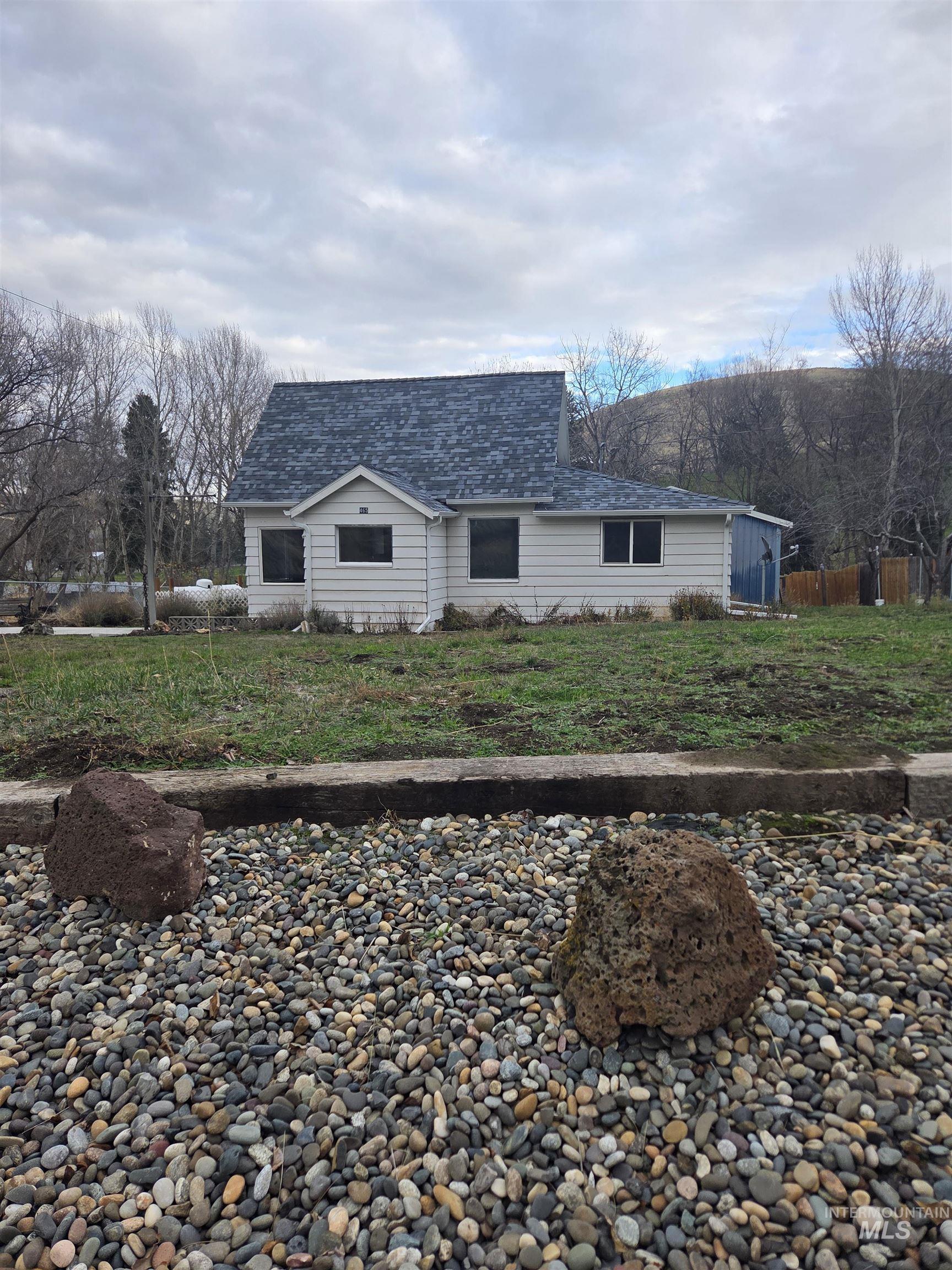 View of front facade with a shingled roof