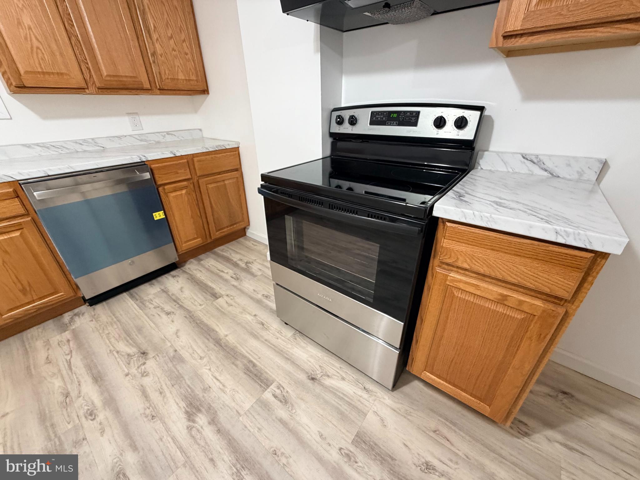 526 Vernon Street Media, PA 19063 - Photo 8 of 27 New stove & dishwasher
