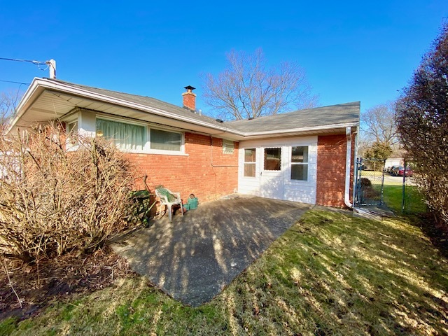 1026 Midway Road Northbrook, IL 60062 - Photo 6 of 17 a front view of a house with a yard