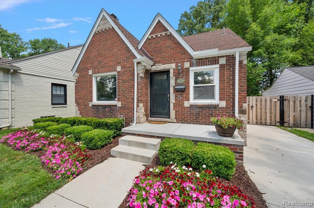1450 Hampton Road Grosse Pointe Woods, MI 48236 - Photo 4 of 53