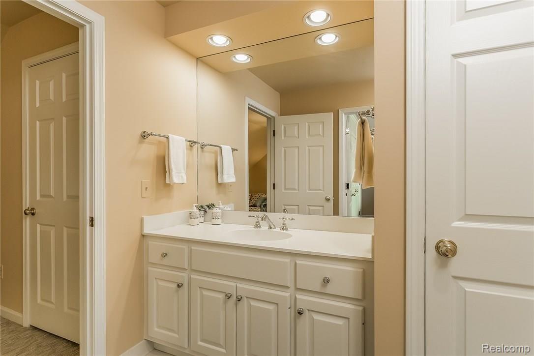 61 Lothrop Road Grosse Pointe, MI 48236 - Photo 42 of 57 036-Bathroom-2618091-medium.jpg