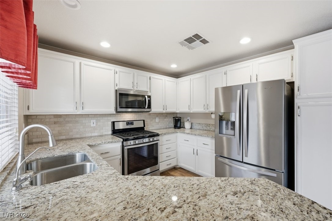8125 West Back Packer Court Las Vegas, NV 89131 - Photo 10 of 31 Open and bright kitchen!