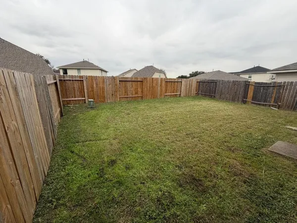 a view of a house with backyard