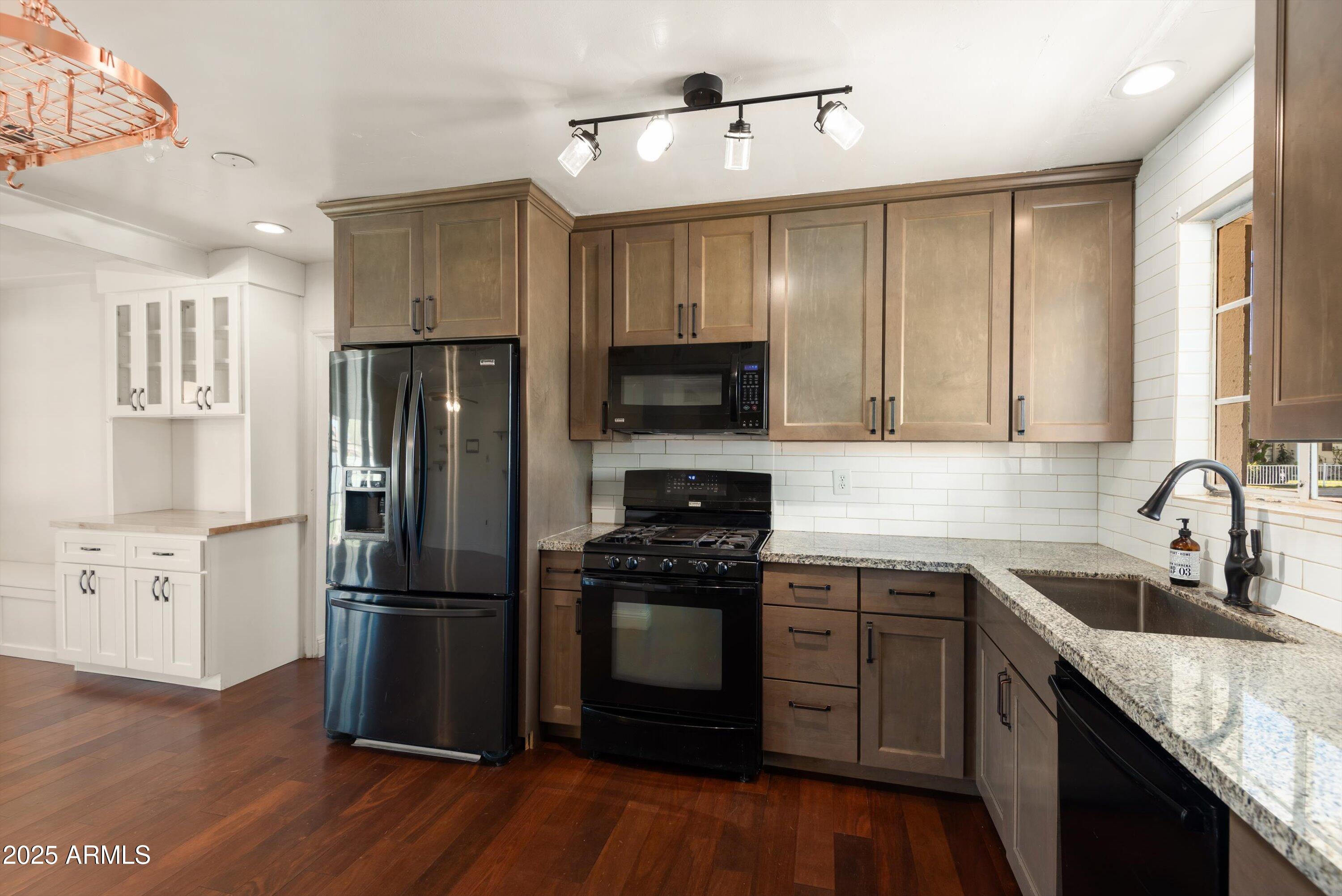 2217 West Gardenia Drive Phoenix, AZ 85021 - Photo 10 of 32 a kitchen with a refrigerator stove and sink