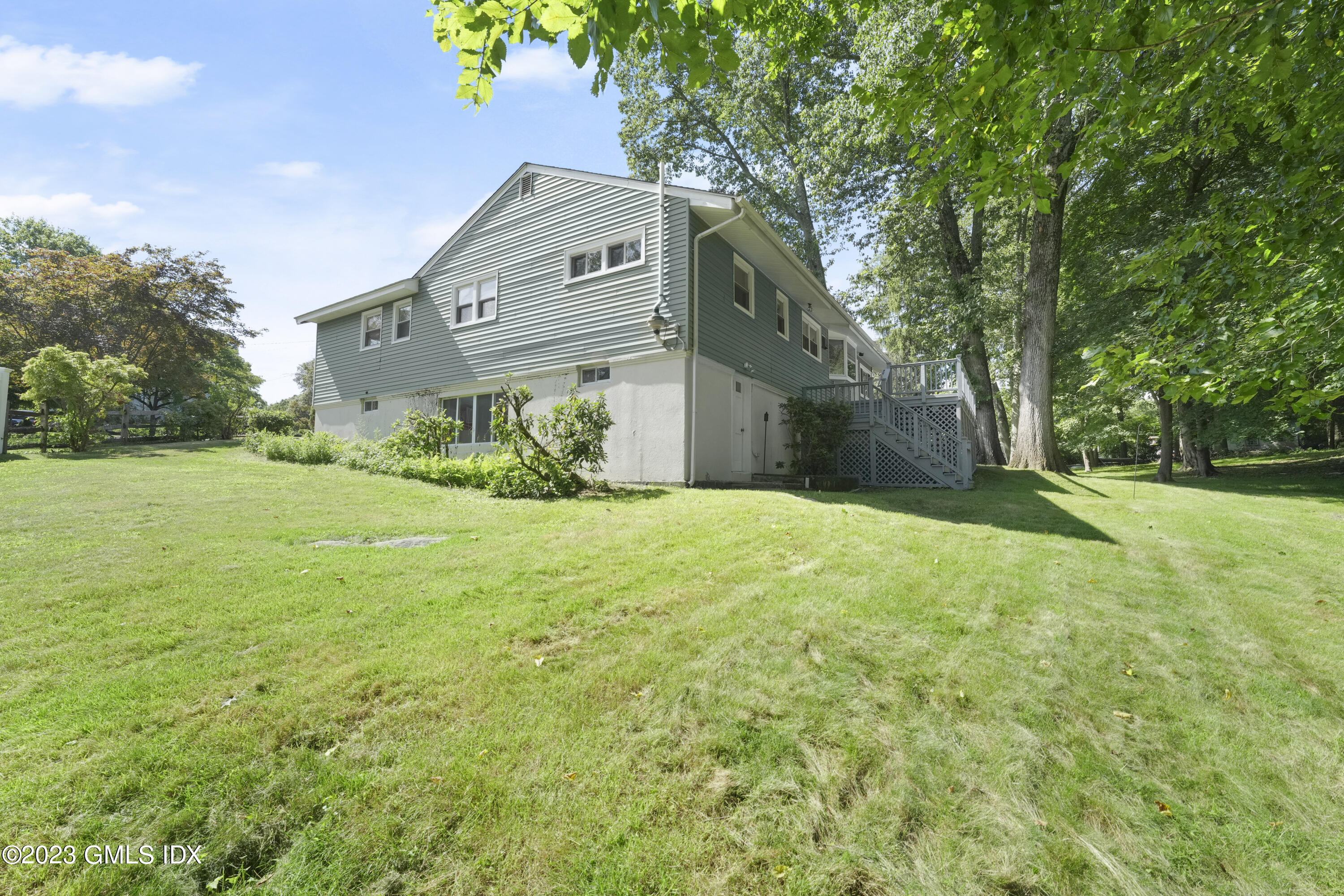 27 Silver Beech Road Riverside, CT 06878 - Photo 10 of 19 a front view of a house with garden