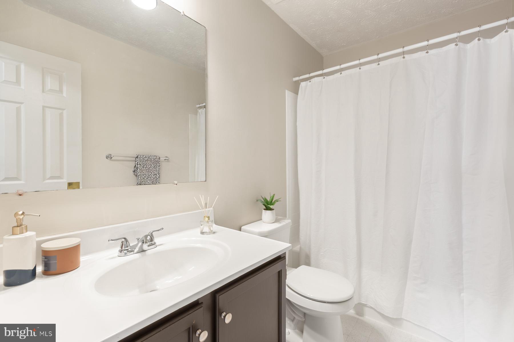 8915 Santeetlah Road Clinton, MD 20735 - Photo 30 of 41 Hall Bathroom