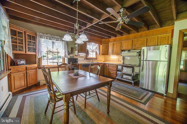 Lots of natural light in kitchen